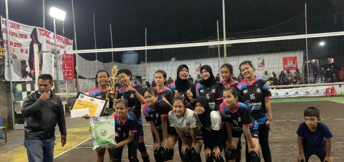 Carisa Bella Siswi MTsN 9 Bantul Angkat Trofi Juara Umum Turnamen Bola 